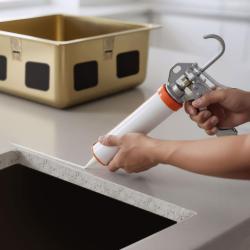 Säurefreier Silikonkleber für die Unterbau-Montage von Edelstahlspülen