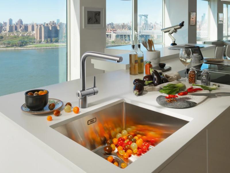 Franke Atlas Neo Sensor Küchenarmatur mit schwenkbarem Auslauf, Edelstahl massiv 115.0625.489