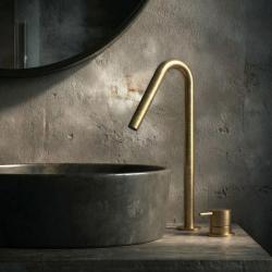 Waterevolution Flow 2-Loch-Waschtischarmatur mit hohem V-Auslauf 227mm, gebürstetes Messing T1122VLE