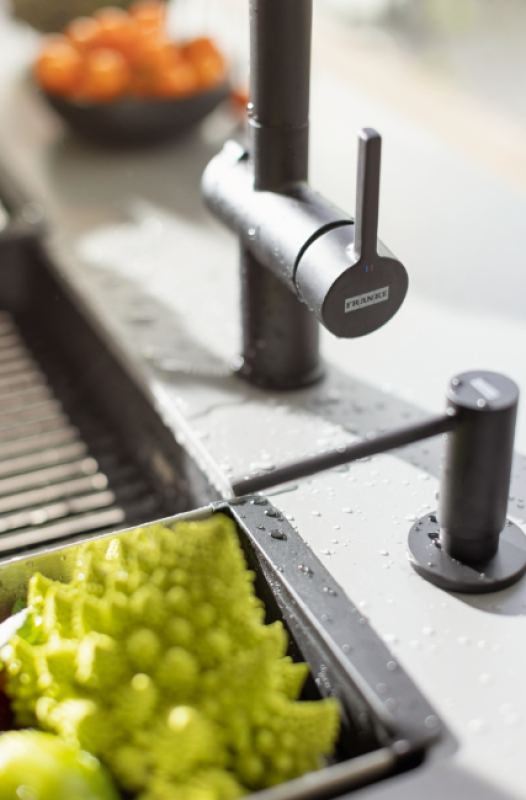 Franke Active Twist Einhebelmischer Schwarz mit Ausziehbarem Auslauf und Integrierter Ablaufsteuerung 115.0669.769