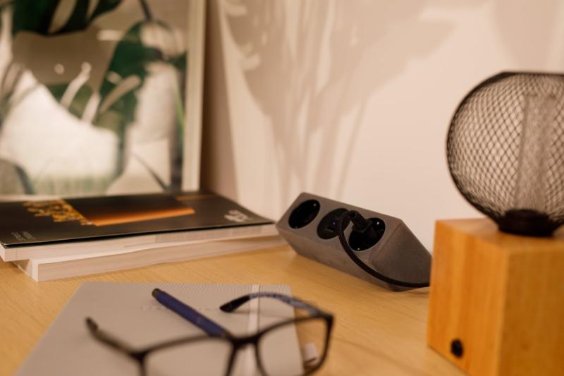 Möbelsteckdose SOFITO, 2xSCHUKO, USB A+C, Kabel 1,5 m, grauer Flock