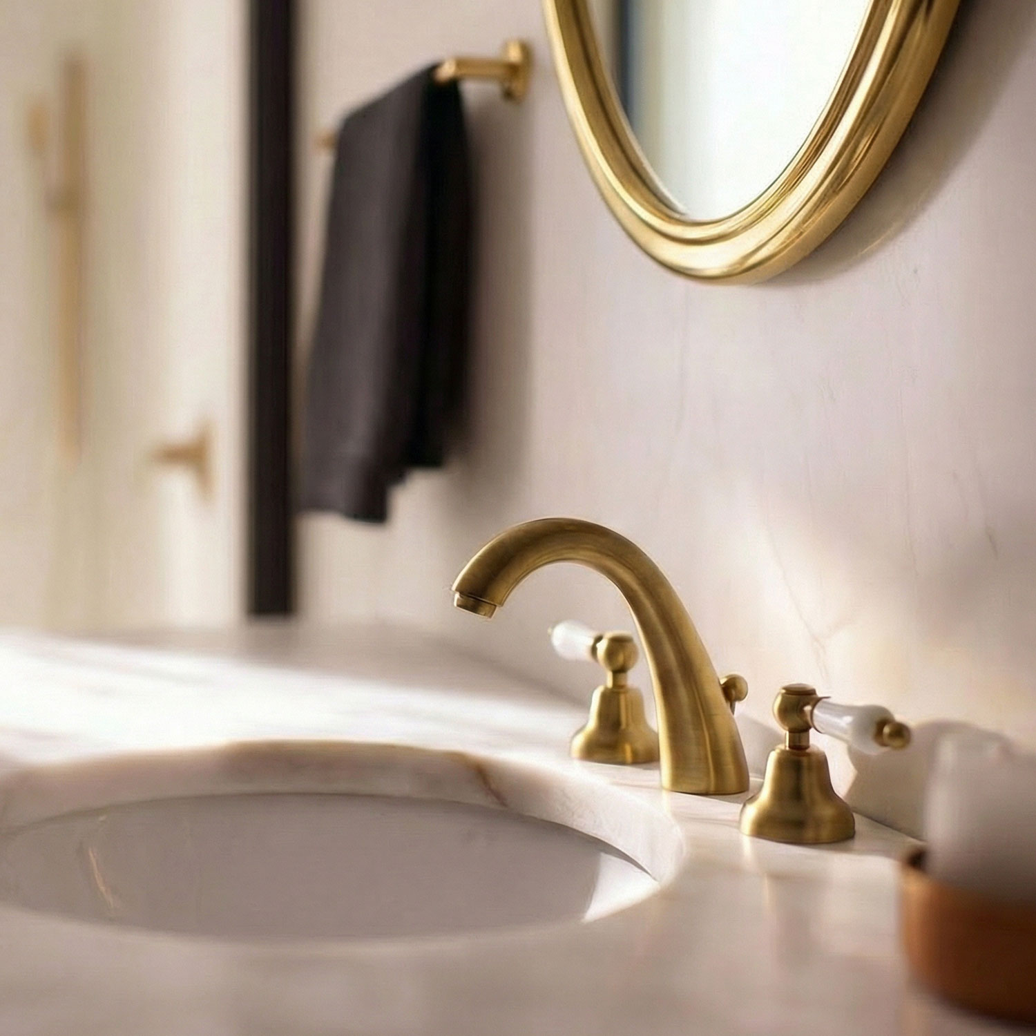 Metalle kombinieren: Die Kunst, Oberflächen im Badezimmer zu kombinieren